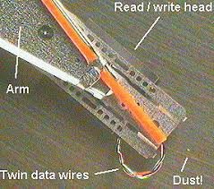 Vue microscopique des plateaux d'un disque dur