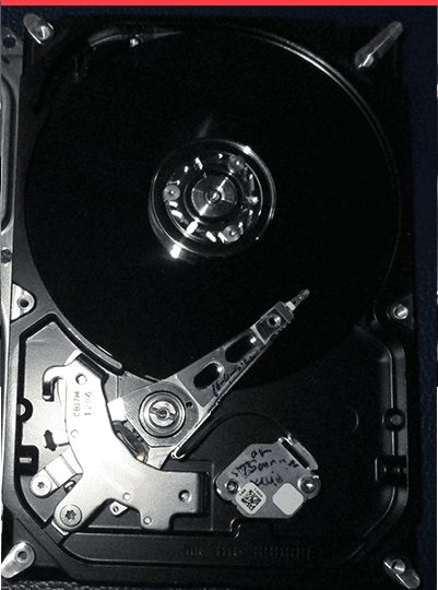 Tuto YouTube récupération disque dur - tête de lecture collée au plateau