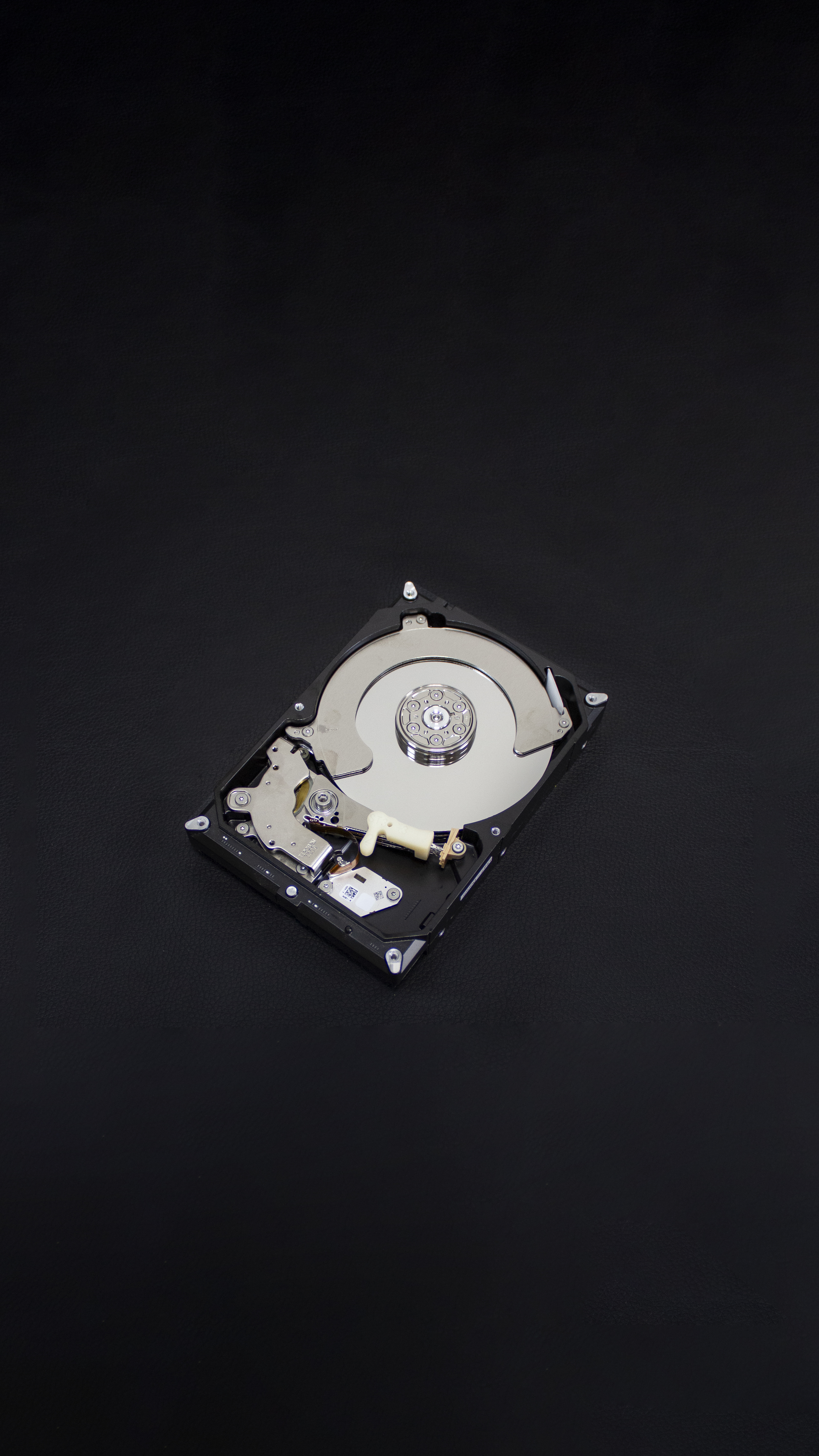 Disque dur ouvert en salle blanche - Récupération de données